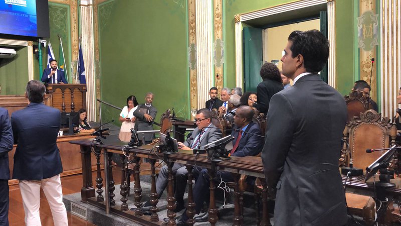 Átila do Congo e Alexandre Aleluia discutem durante sessão da CMS; saiba motivo